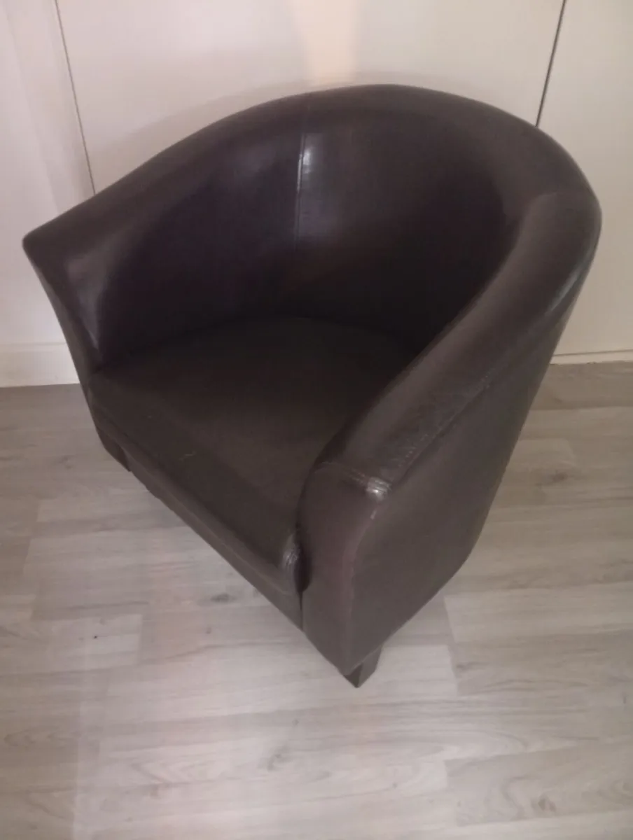 Comfortable Leather Tub Club Armchair with cover - Image 2