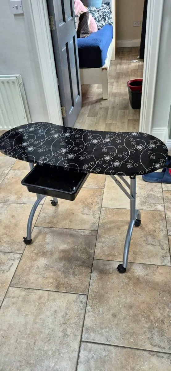 Portable nail table - Image 1