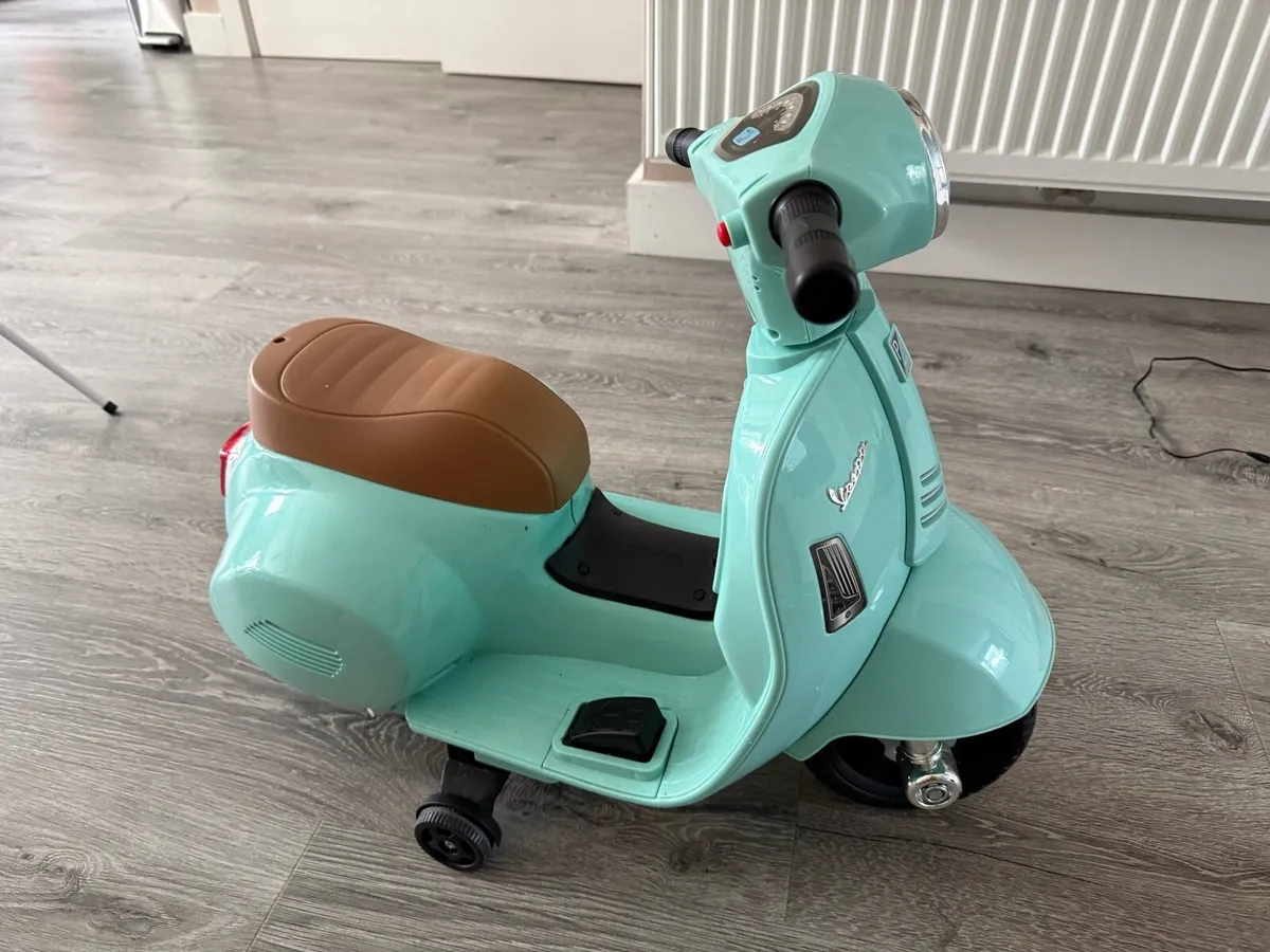 Ride on toy Vespa - Image 1