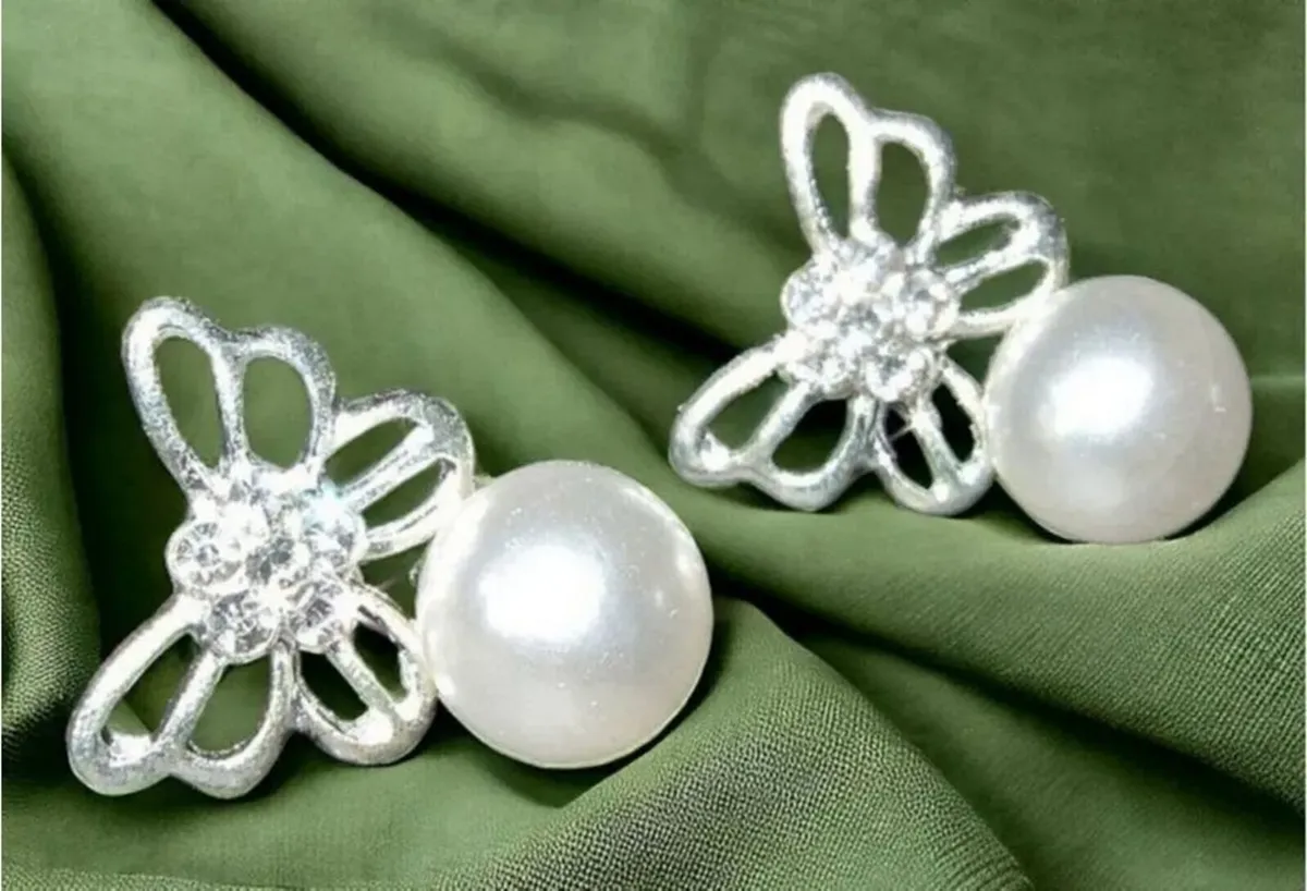 Vintage Unworn Pearl/Silver/Gem Earrings - Image 3
