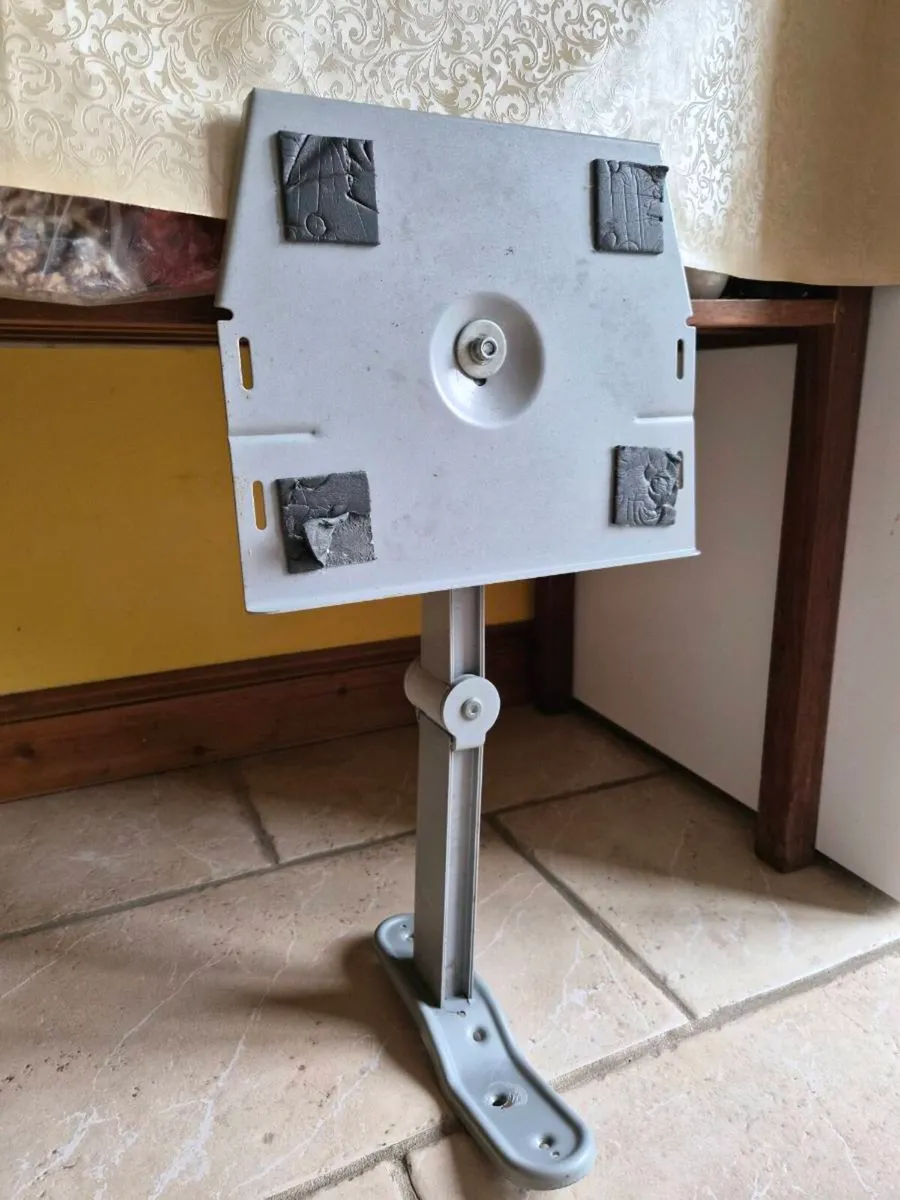Ceiling mount bracket - Image 1