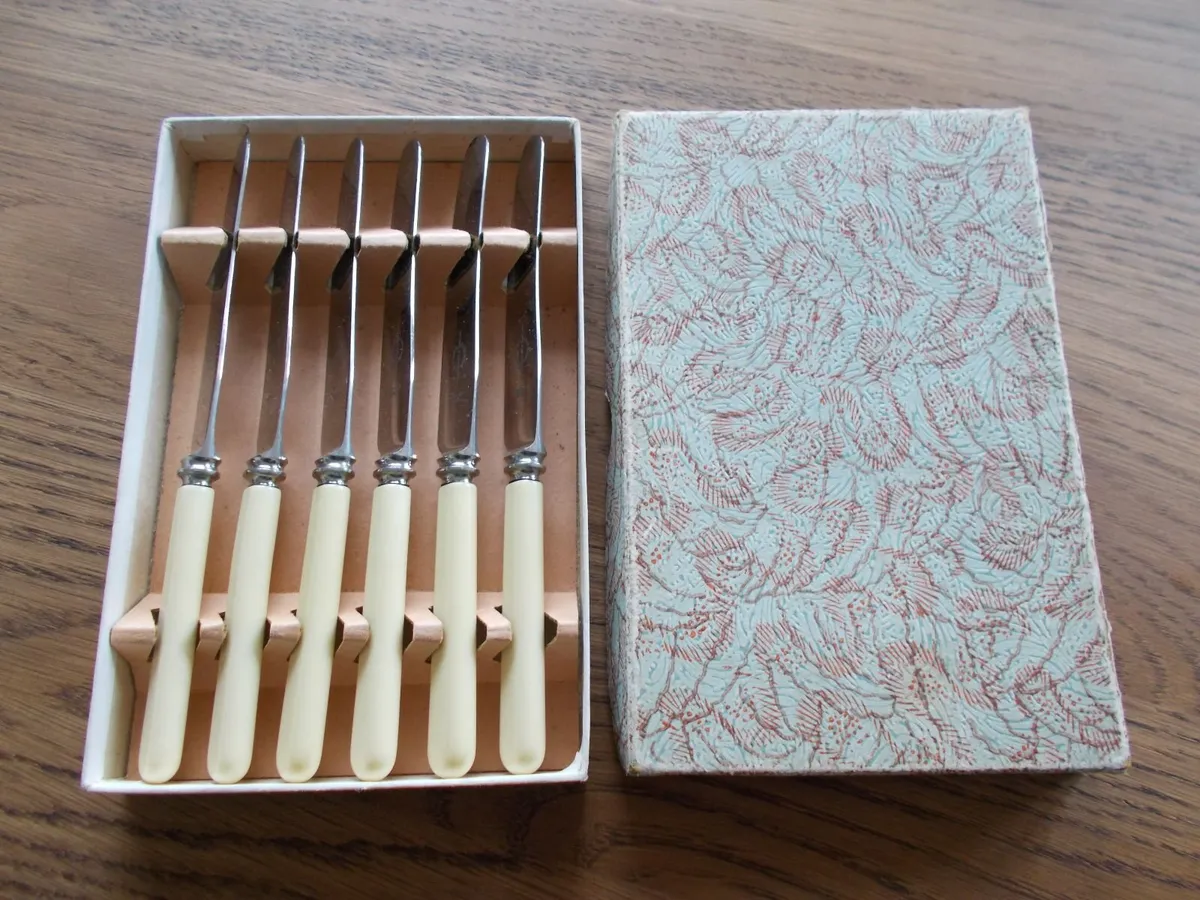 Set of 6 1940's Butter/Dessert Faux bone Knives - Image 1