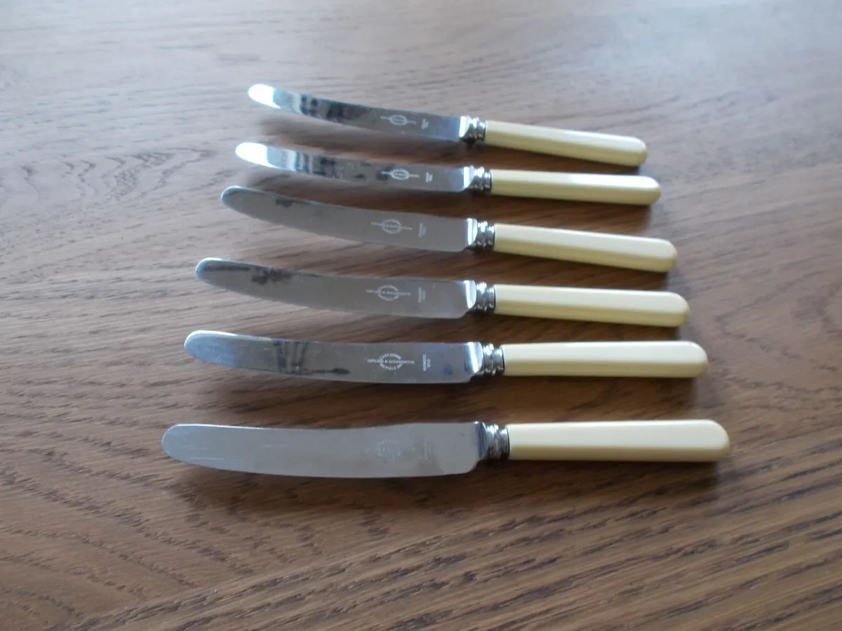 Set of 6 1940's Butter/Dessert Faux bone Knives - Image 4