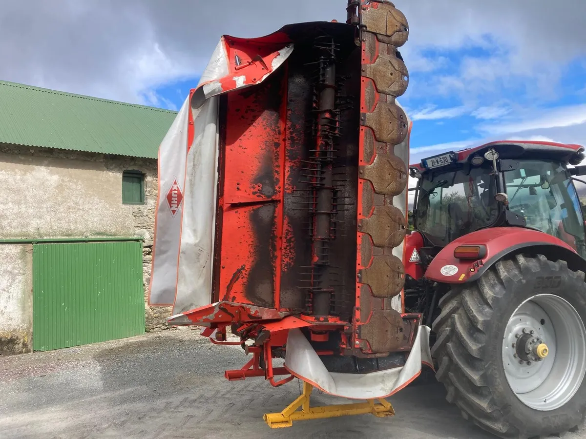 2019 Kuhn FC 8830D Rear Butterfly Mower - Image 4