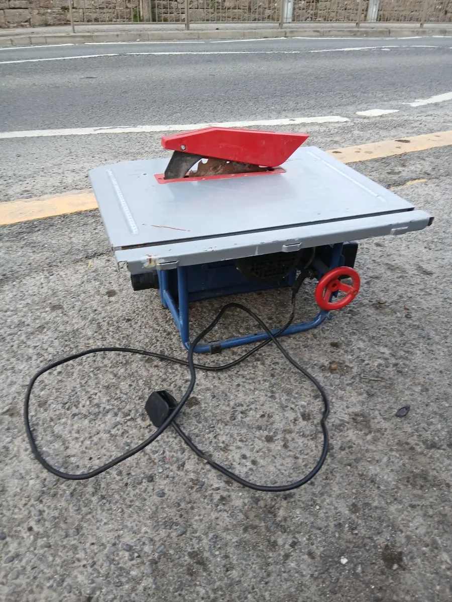 Table saw working 100-percent perfect - Image 1