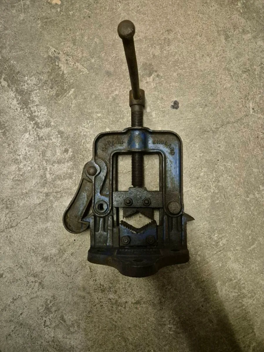 Record pipe vice.
