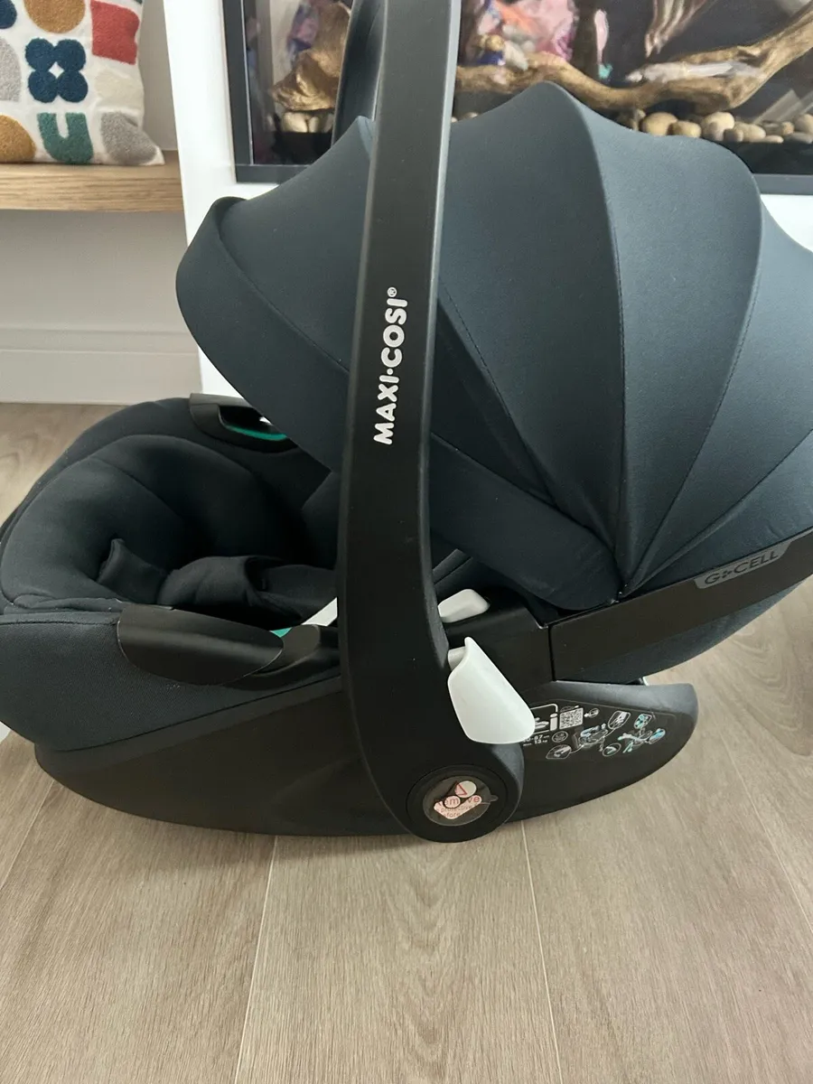 Maxi-Cosi Pebble 360 Pro and isofix swivel base - Image 1