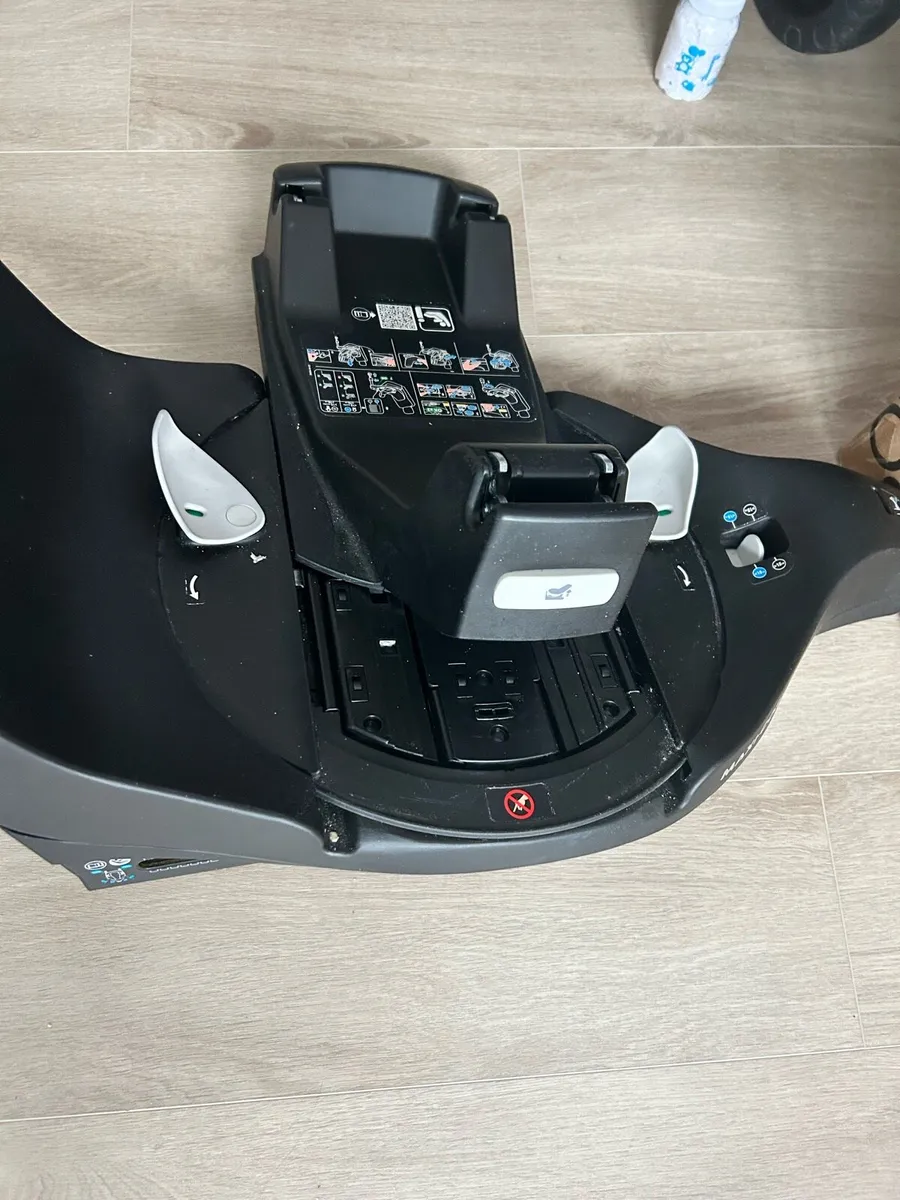 Maxi-Cosi Pebble 360 Pro and isofix swivel base - Image 2