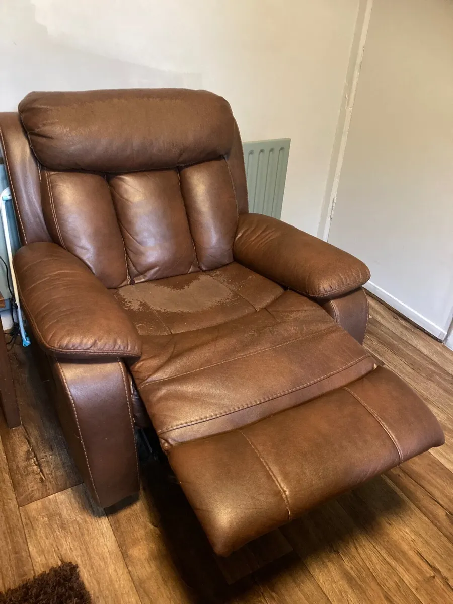 2 Free Recliner - Image 1