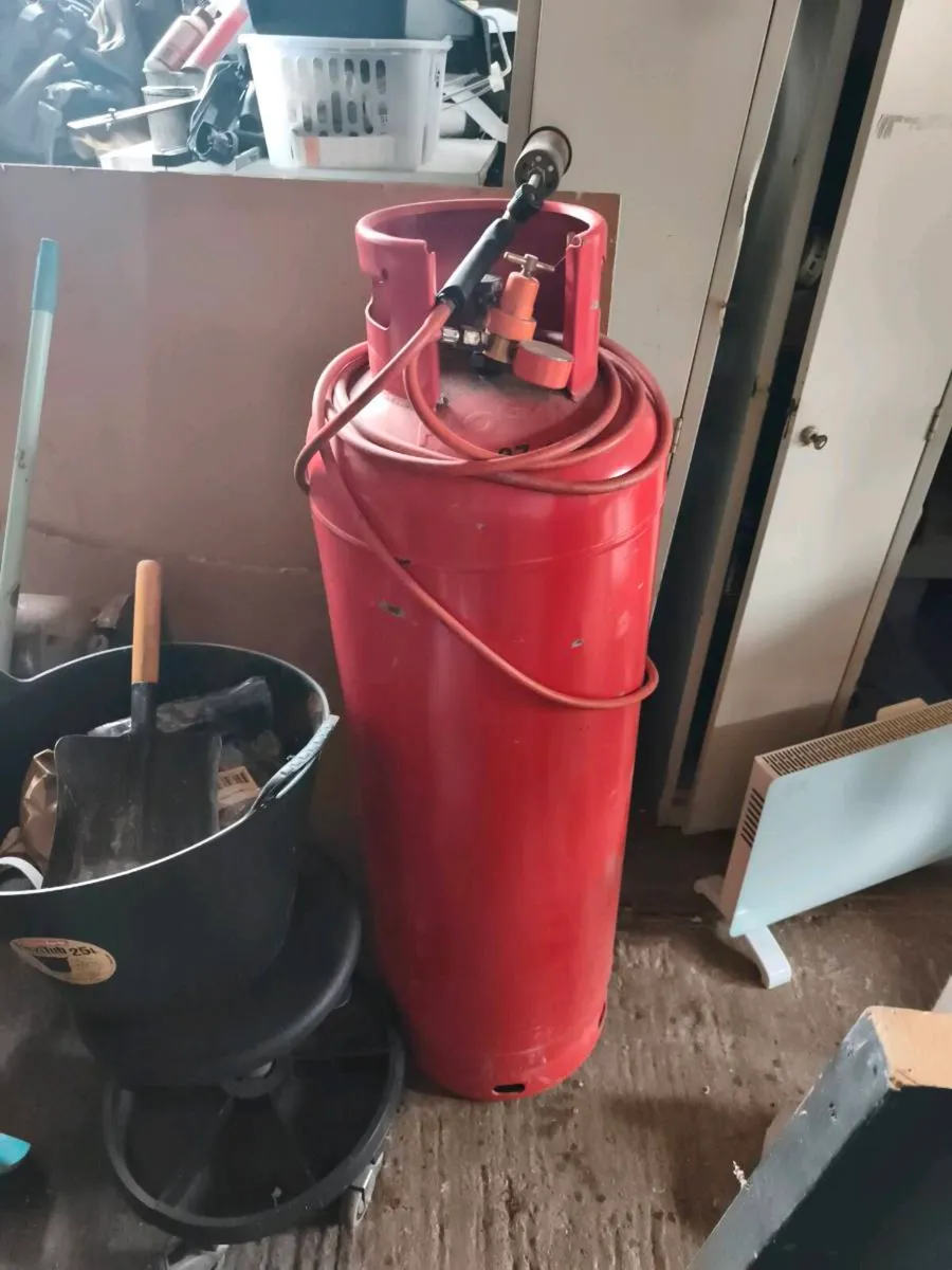 Gas cylinder with high pressure valve and torch - Image 1