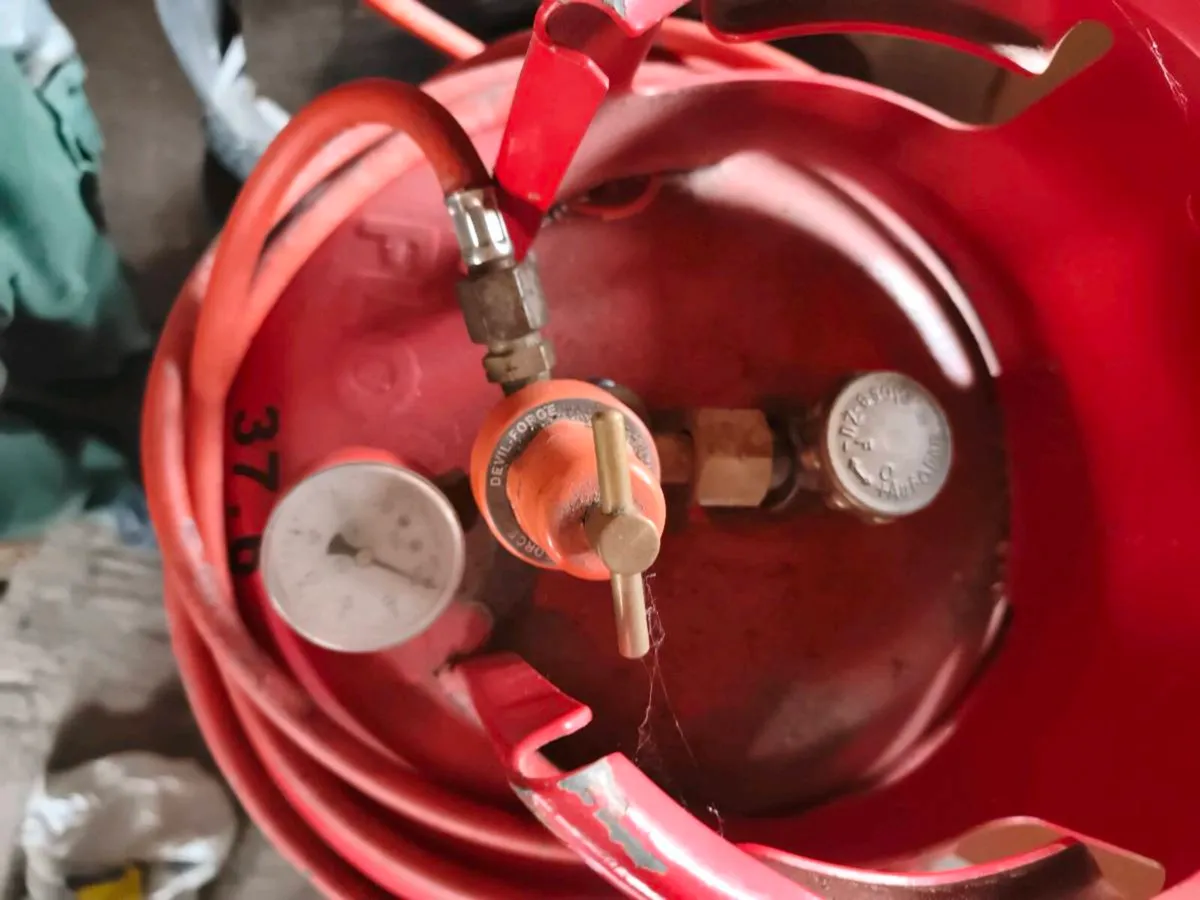 Gas cylinder with high pressure valve and torch - Image 2