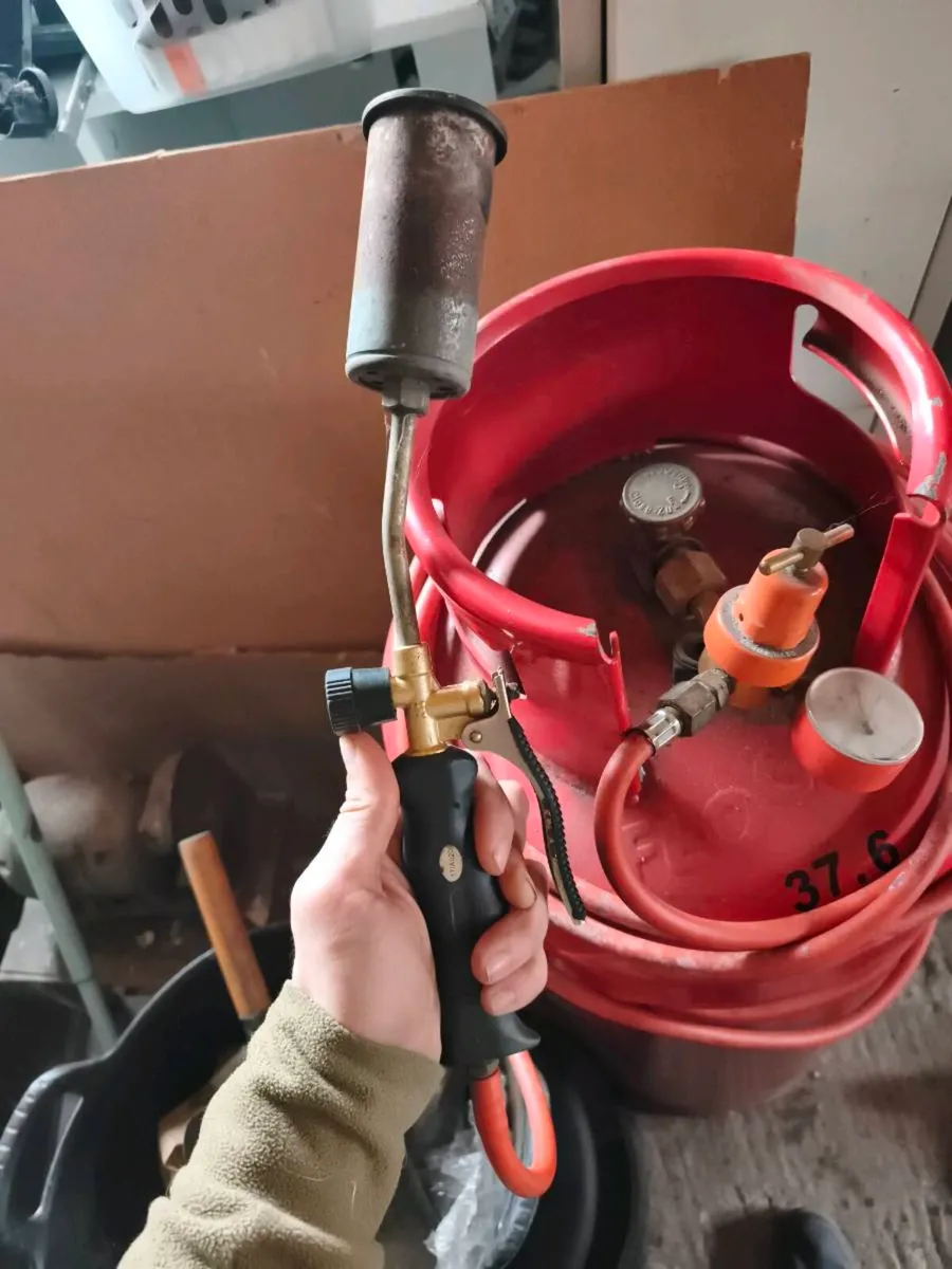 Gas cylinder with high pressure valve and torch - Image 3
