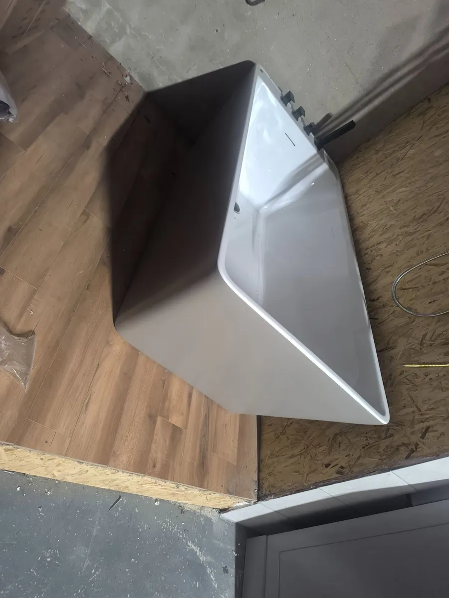 Freestanding bath suite - Image 2
