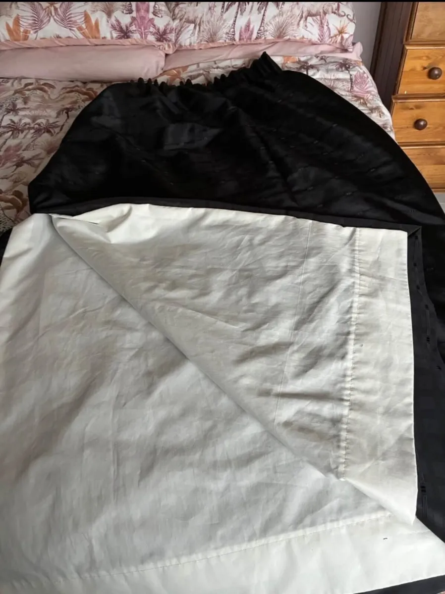 Curtains - Image 2