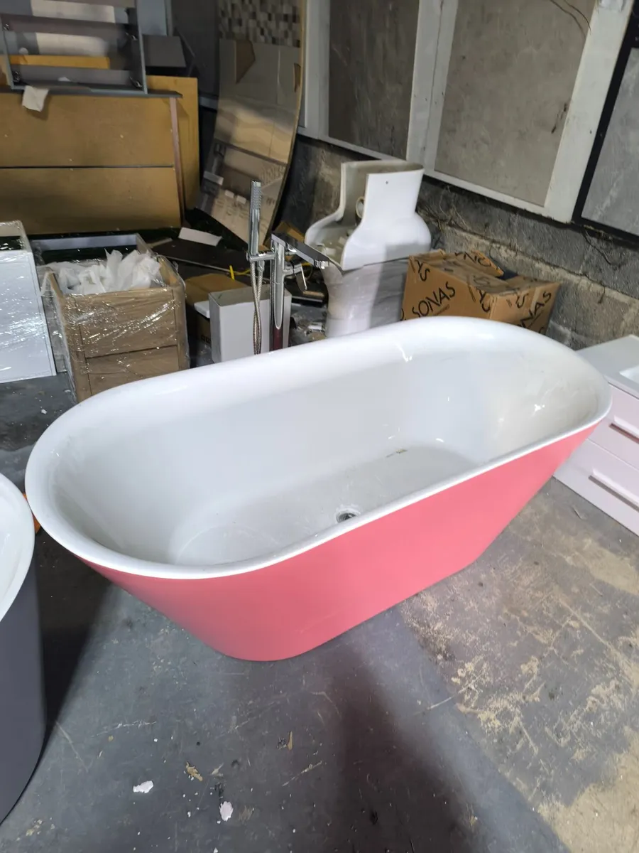 Ex display freestanding baths - Image 1