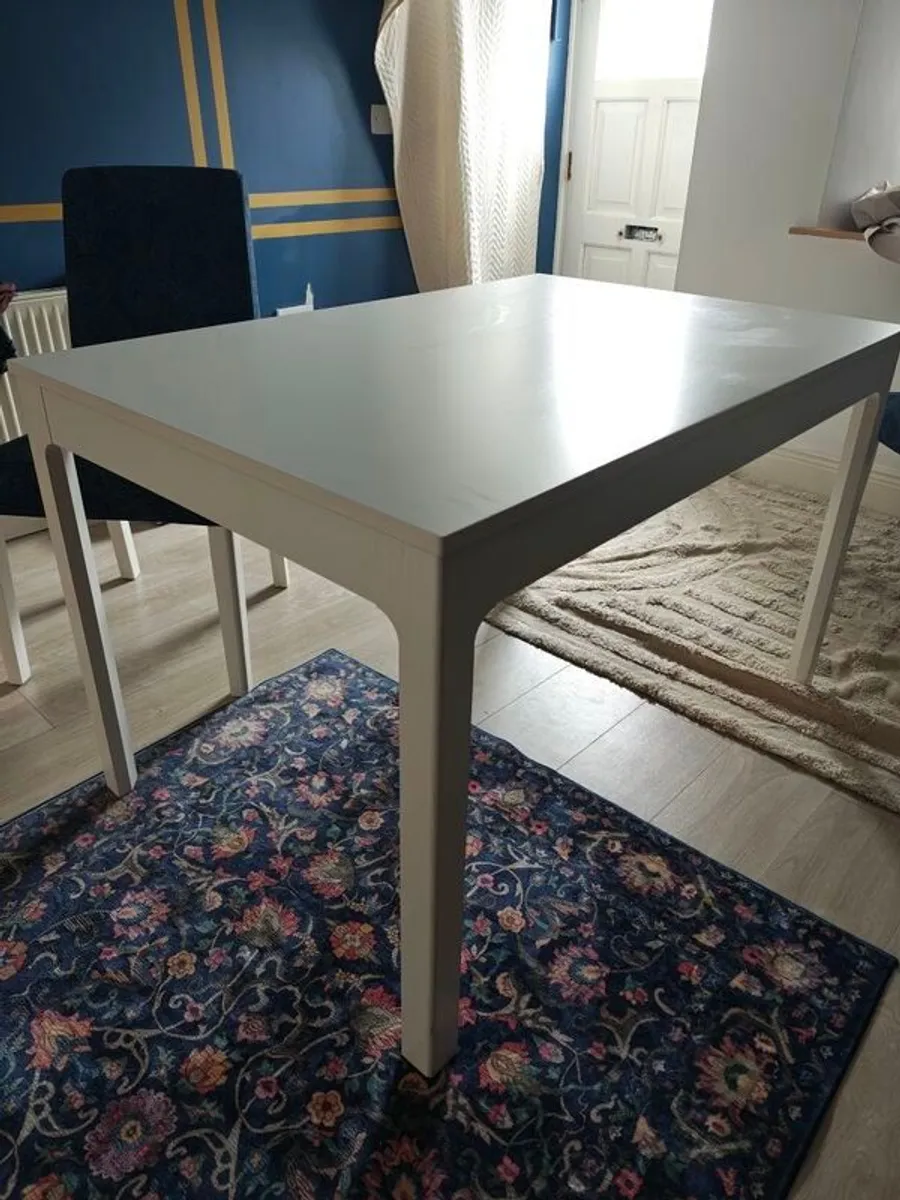 A set of table and 4 chairs - Image 1