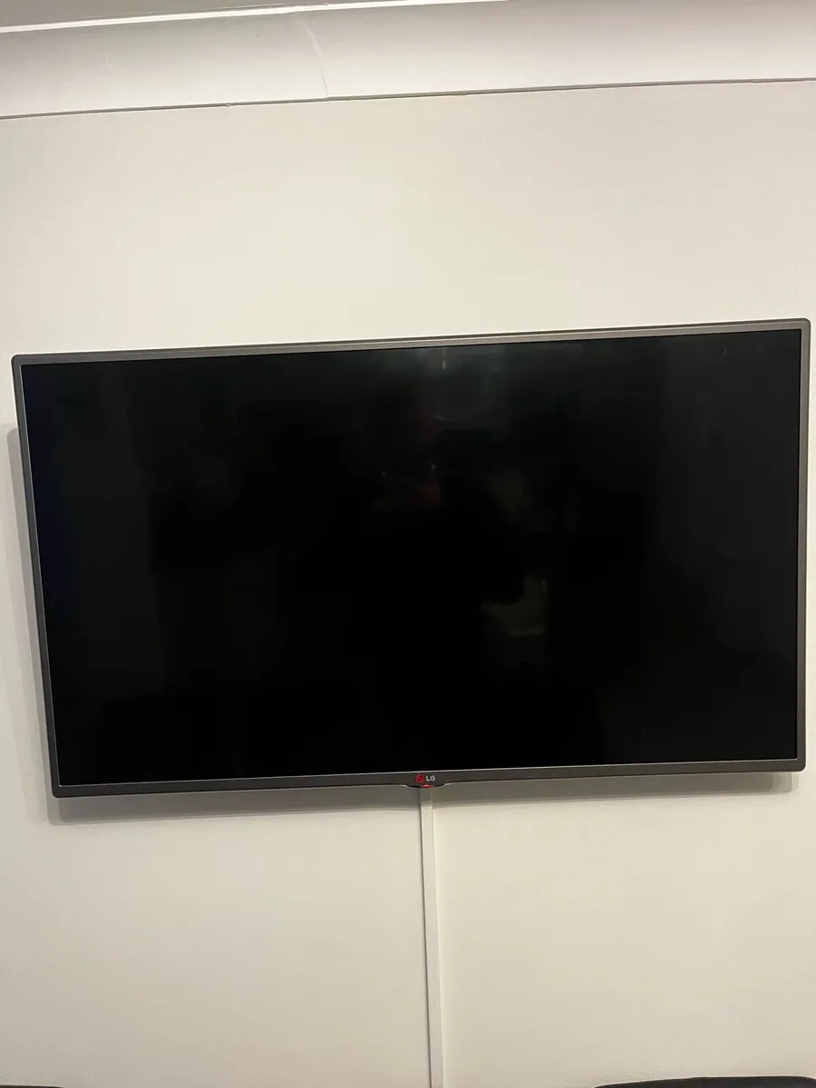 LG TV 42 & 47 inch including wall mount - Image 2