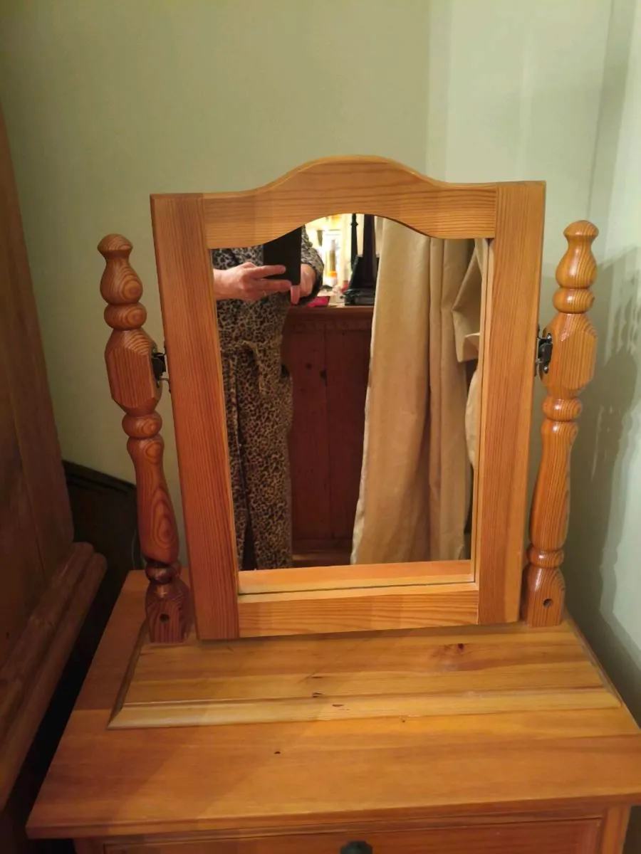 2 lovely lockers matching mirror,50 lot - Image 4