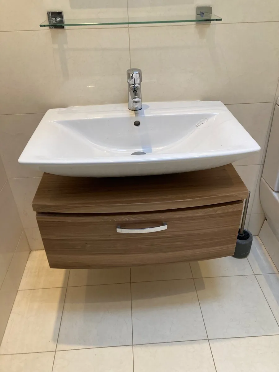 Bathroom wash basins and taps - Image 1