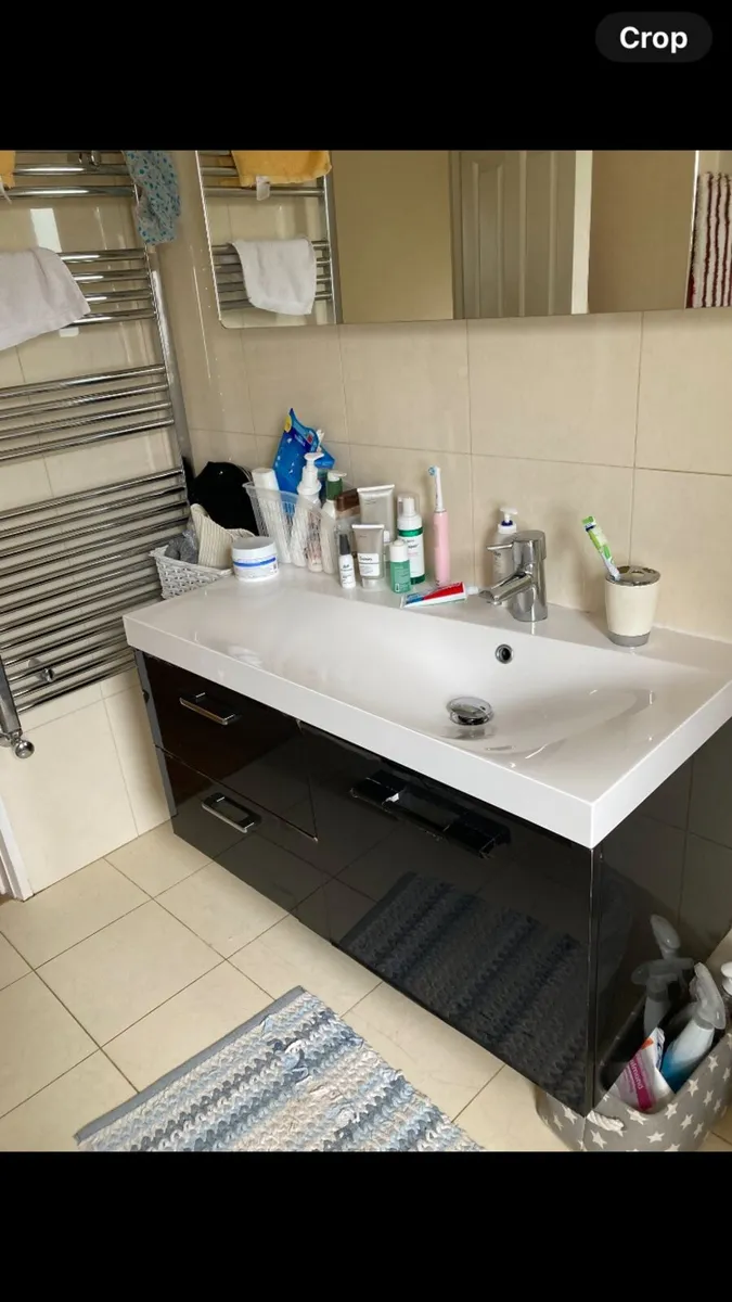 Bathroom wash basins and taps - Image 3