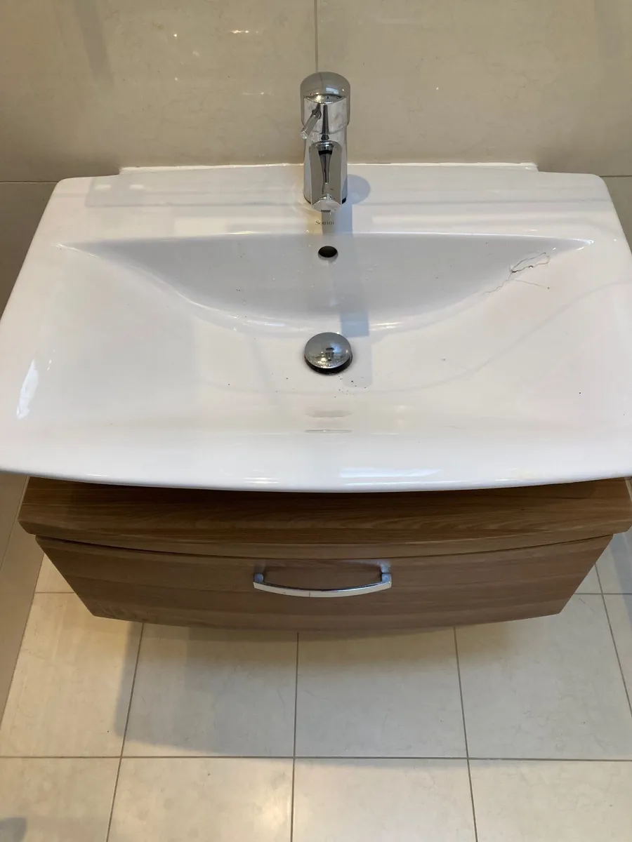 Bathroom wash basins and taps - Image 2