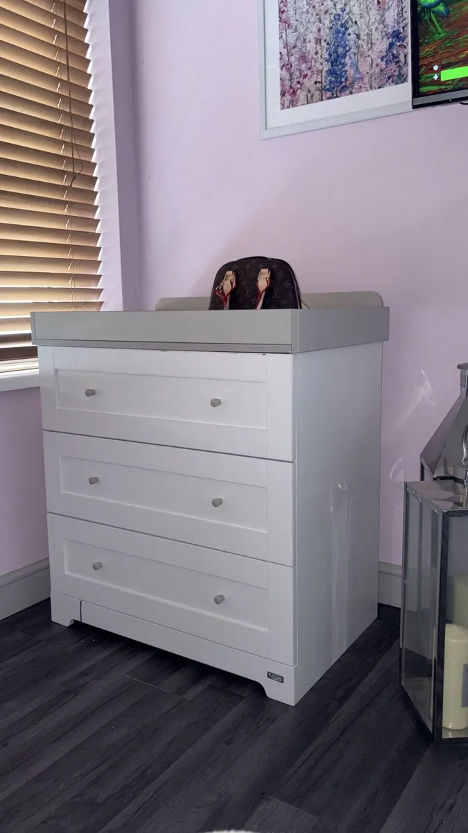 Changing table - Image 1