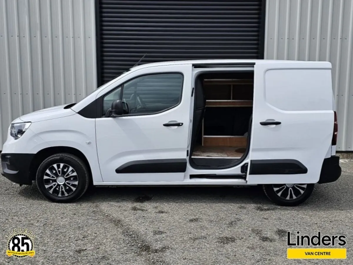 Opel Combo 3 SEATS LOW KMS - Image 2