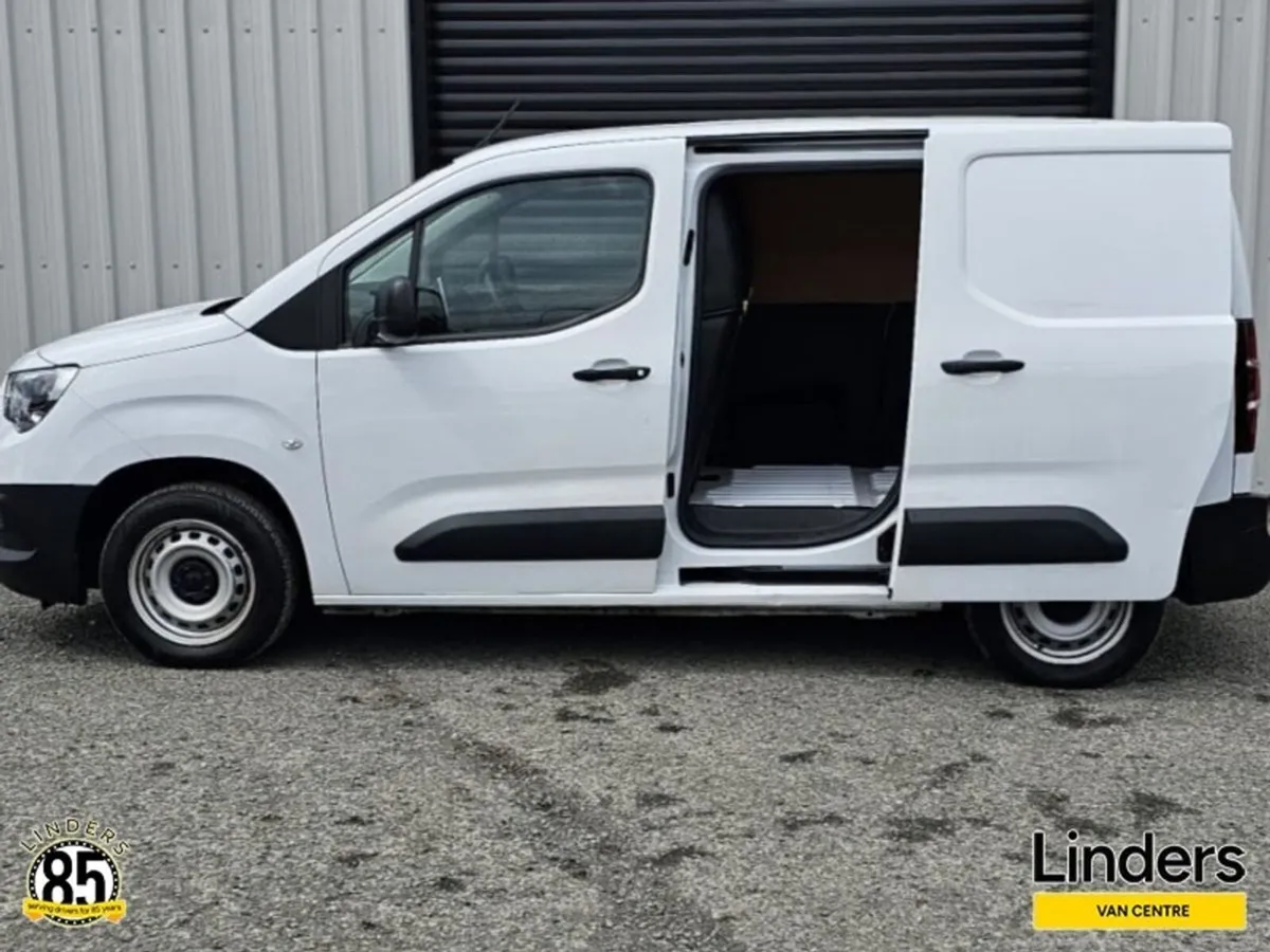 Opel Combo 3 SEATS LOW KMS - Image 2
