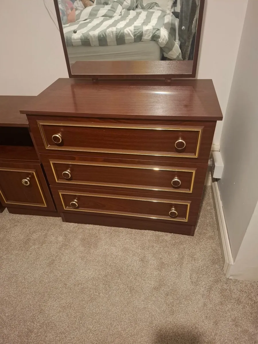 Chest of drawers & bedside lockers - Image 2