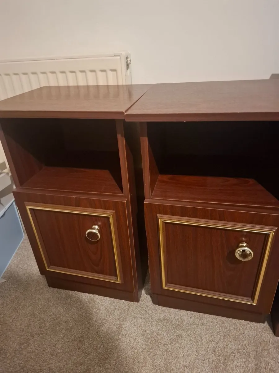 Chest of drawers & bedside lockers - Image 3