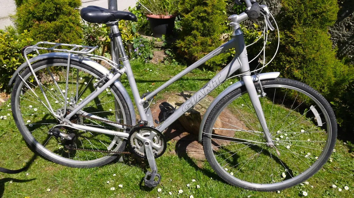 Giant Escape W4 - Size (M) 18" - Image 1