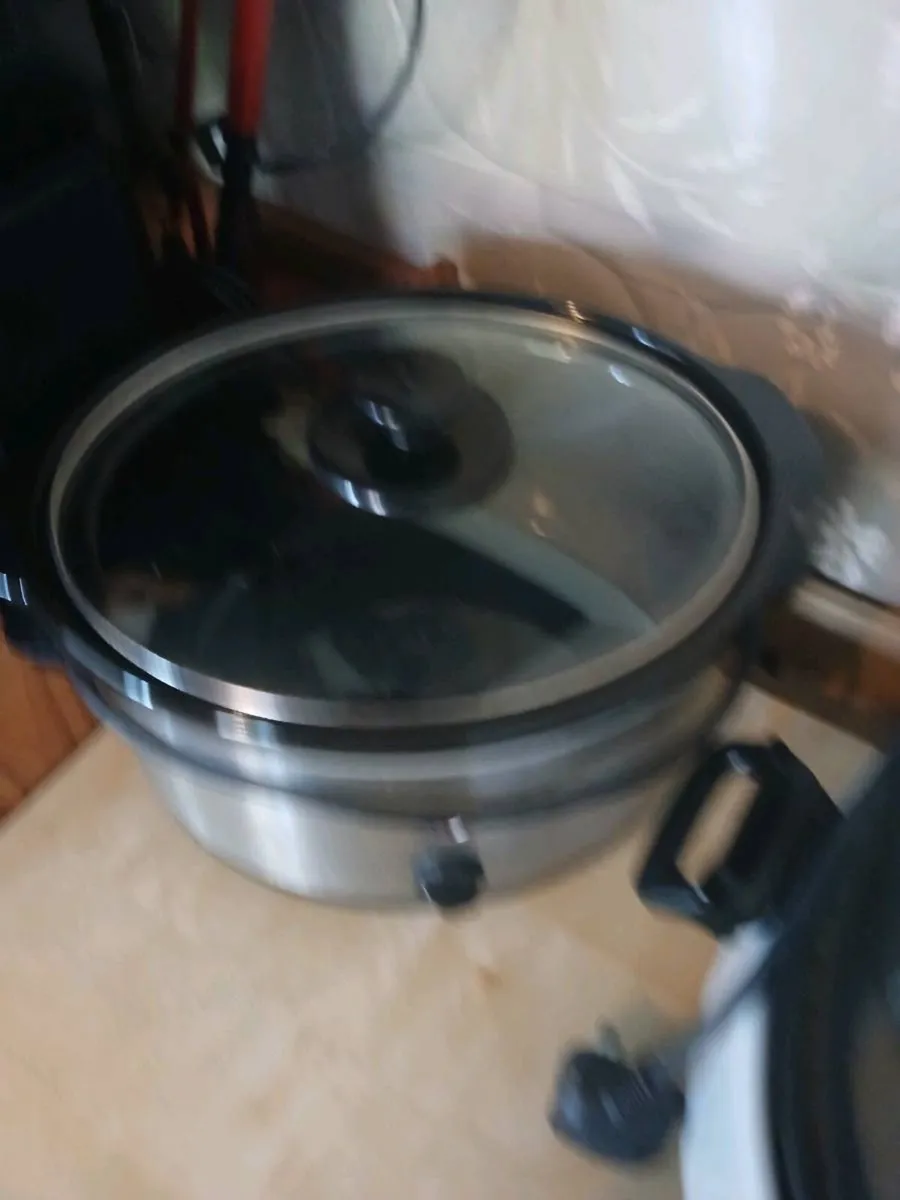 2 X SLOW COOKERS - Image 1