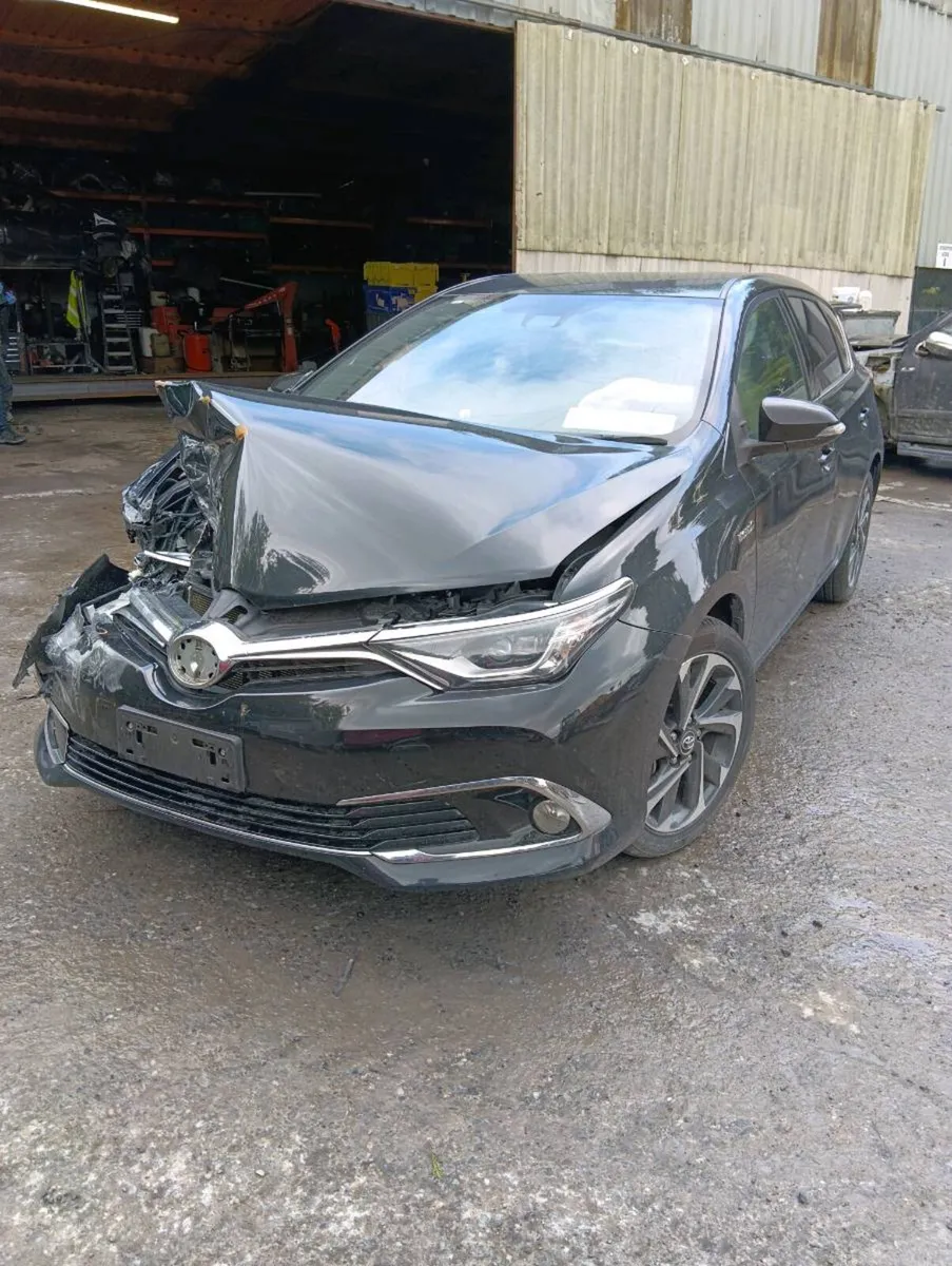 Breaking Toyota auris hybrid 2017 - Image 1