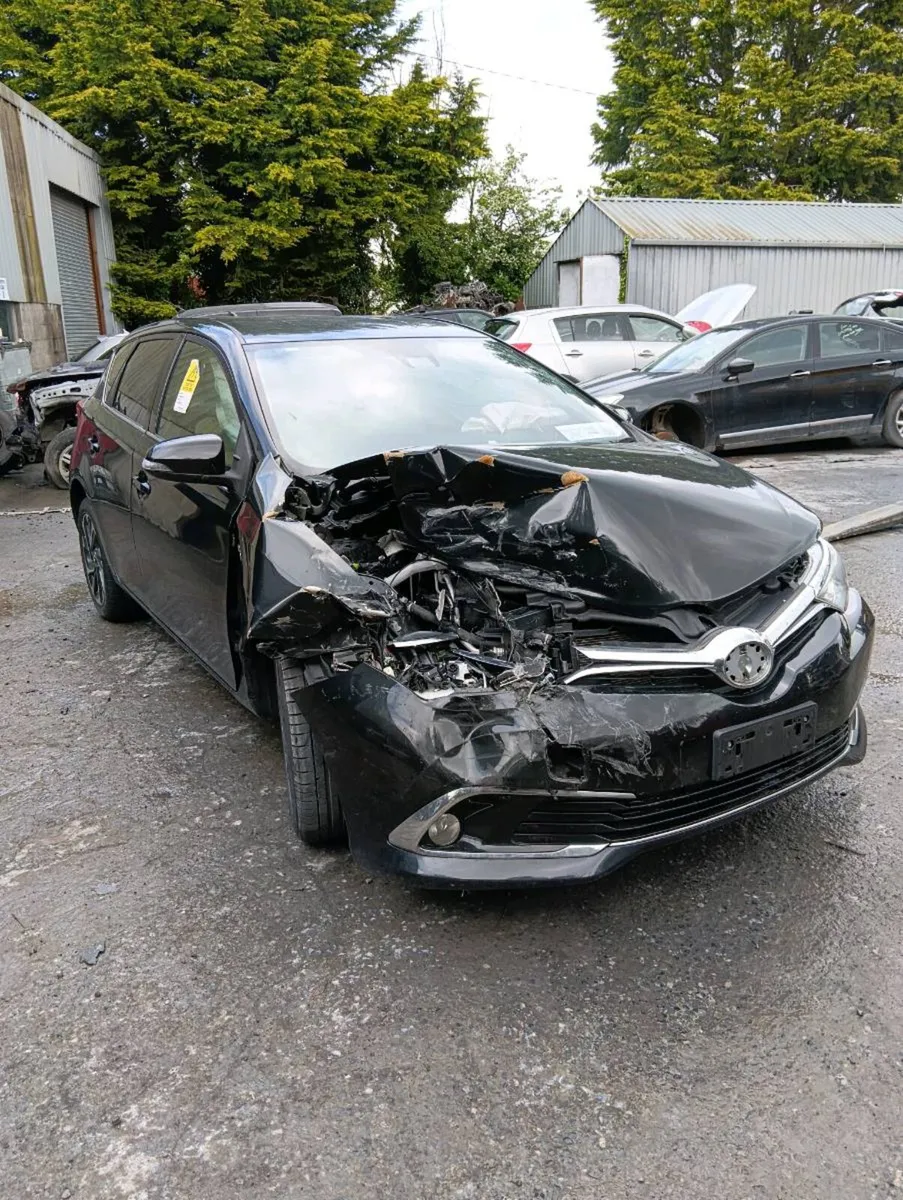 Breaking Toyota auris hybrid 2017 - Image 2