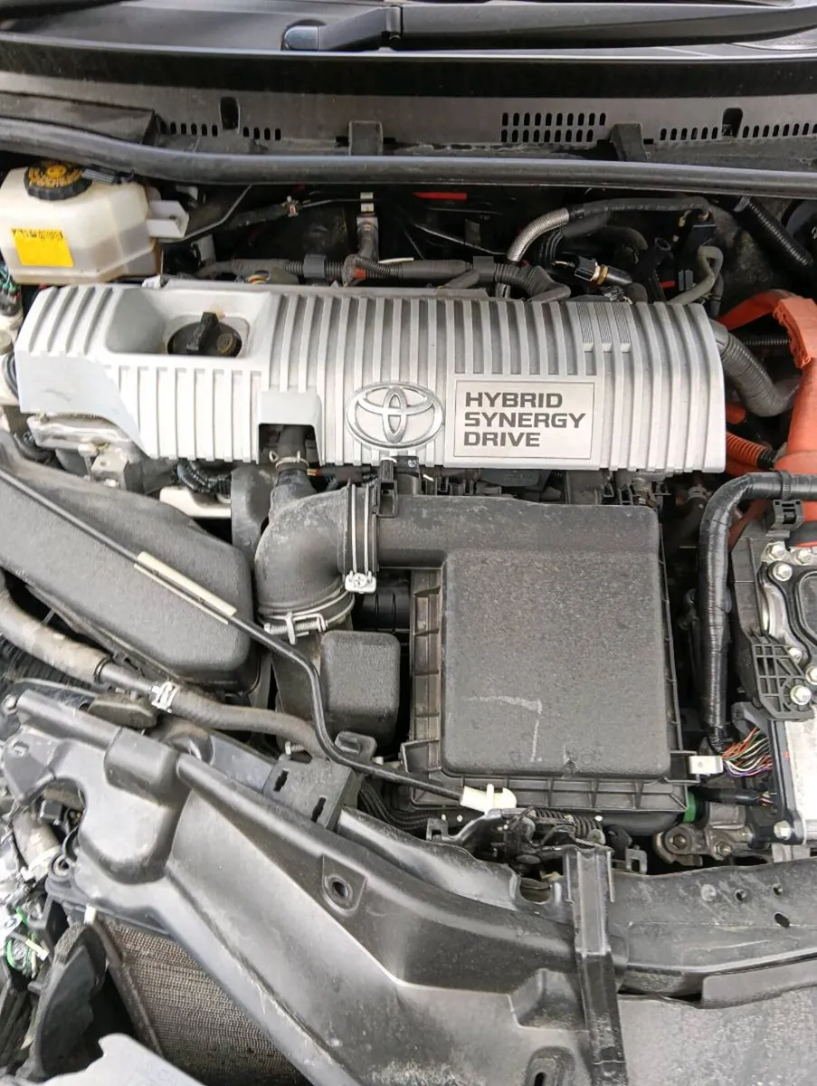 Breaking Toyota auris hybrid 2017 - Image 3