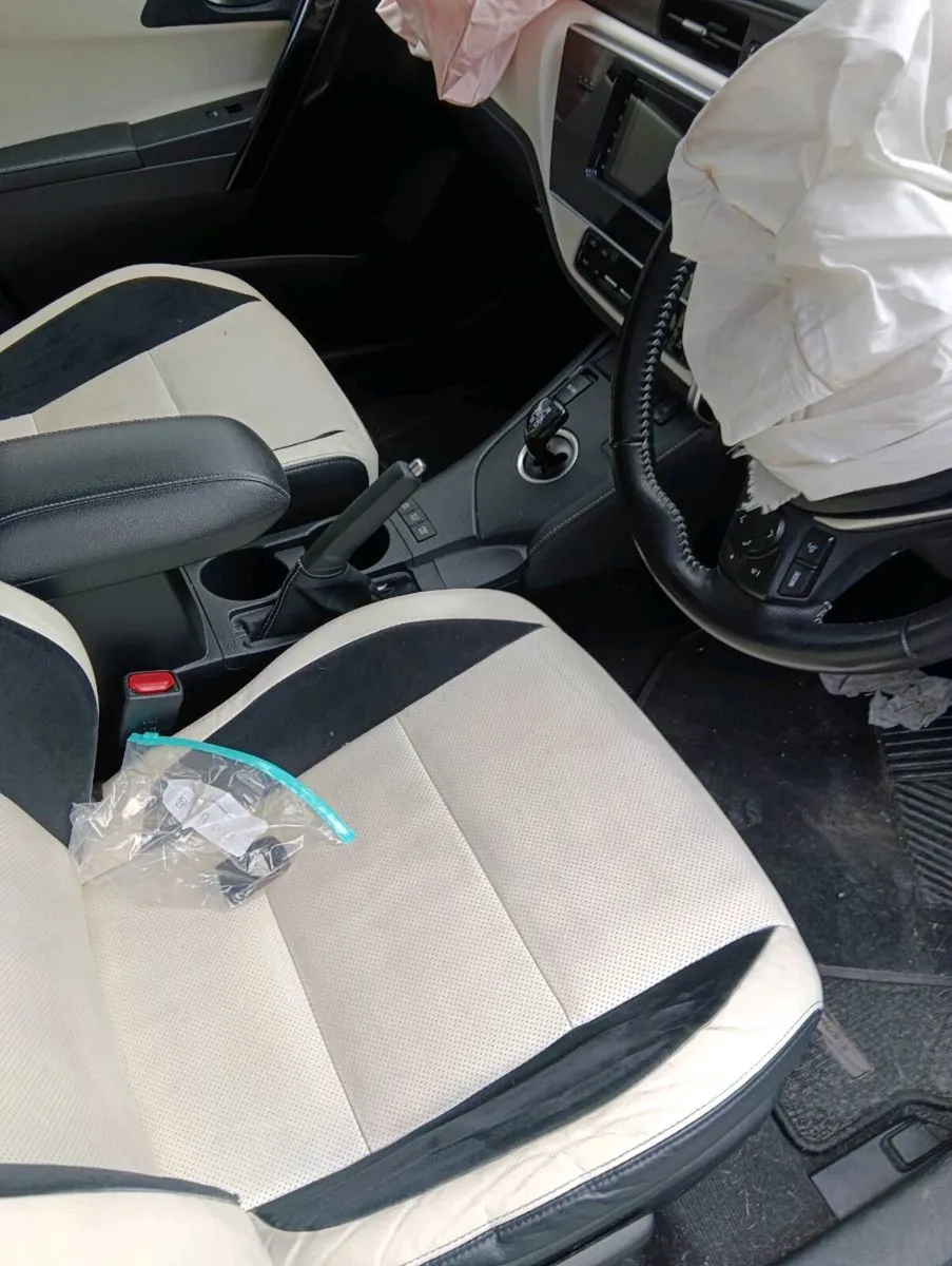Breaking Toyota auris hybrid 2017 - Image 4