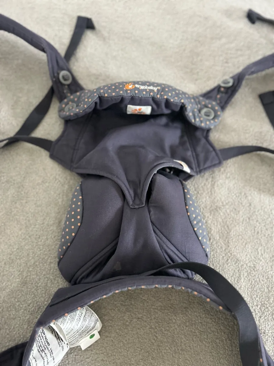 Ergobaby 360 carrier with newborn insert - Image 3