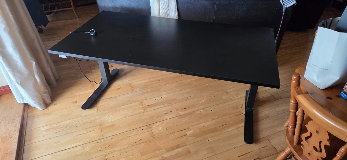 Standing seating table