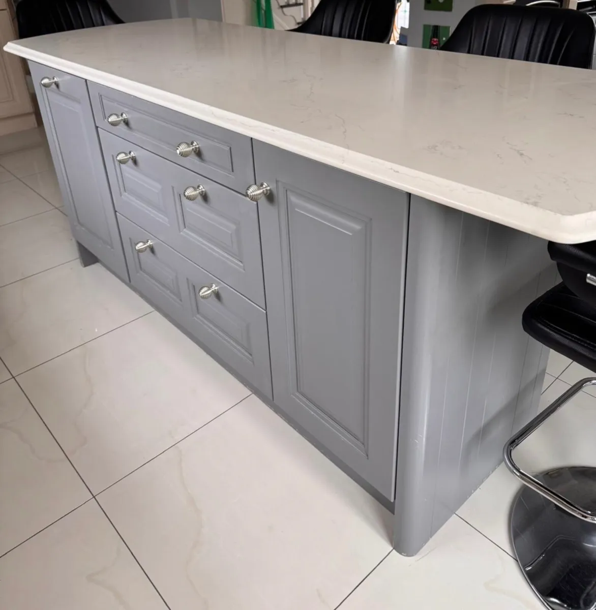 Kitchen island - Image 1