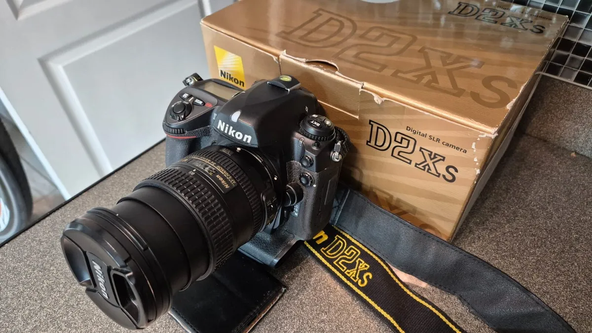 Nikon D2Xs Extremely Low Shutter Count of 12794 - Image 1