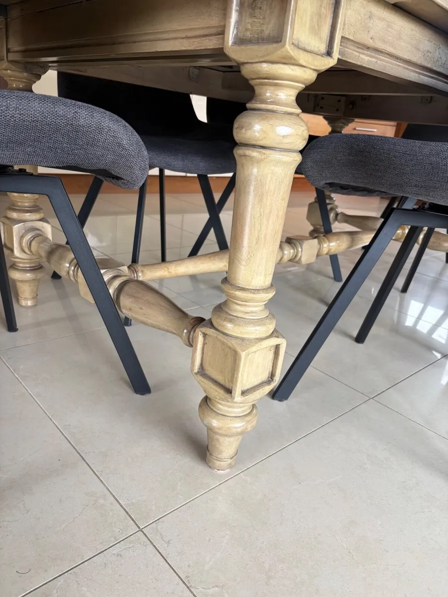 Large wooden table and 6 swivel chairs - Image 3