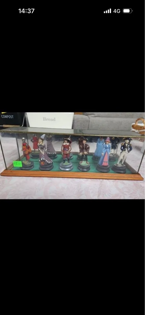 Figures and glass case - Image 1
