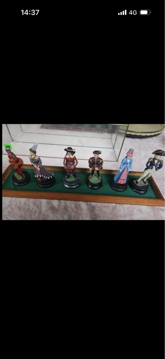 Figures and glass case - Image 2
