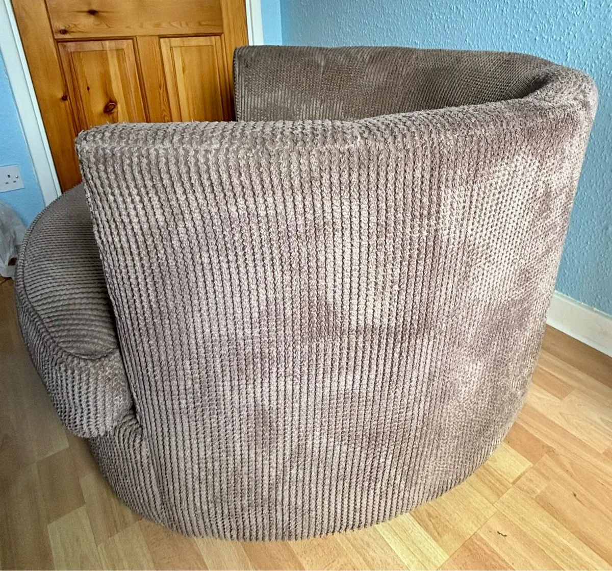 ** 💶 Casey’s furniture swivel cuddle chair ** - Image 4