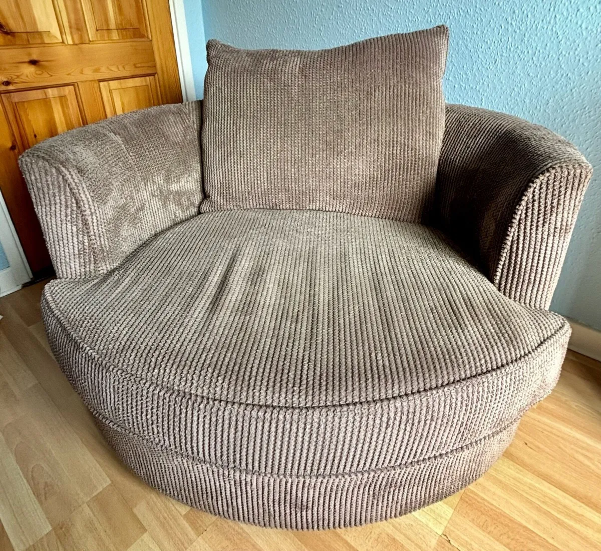 ** 💶 Casey’s furniture swivel cuddle chair ** - Image 1