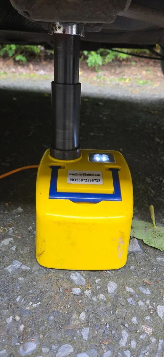 Battery car jack - Image 1