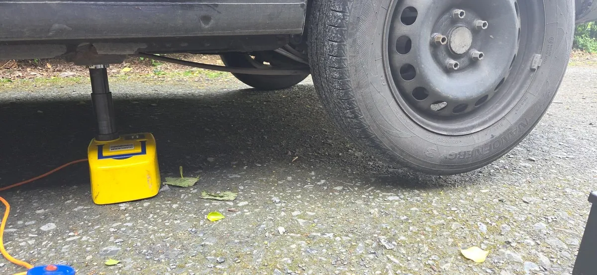 Battery car jack - Image 2