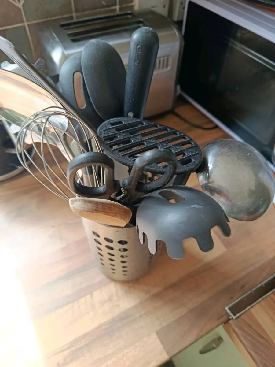 Kitchen utensils+ knives FREE - Image 1
