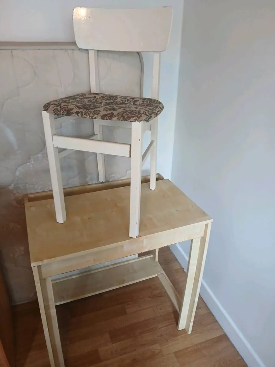 2 X HOMEWORK DESKS & CHAIRS - Image 4