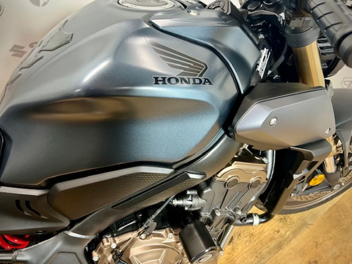 PRE-OWNED Honda CB650R 2023 - Image 4
